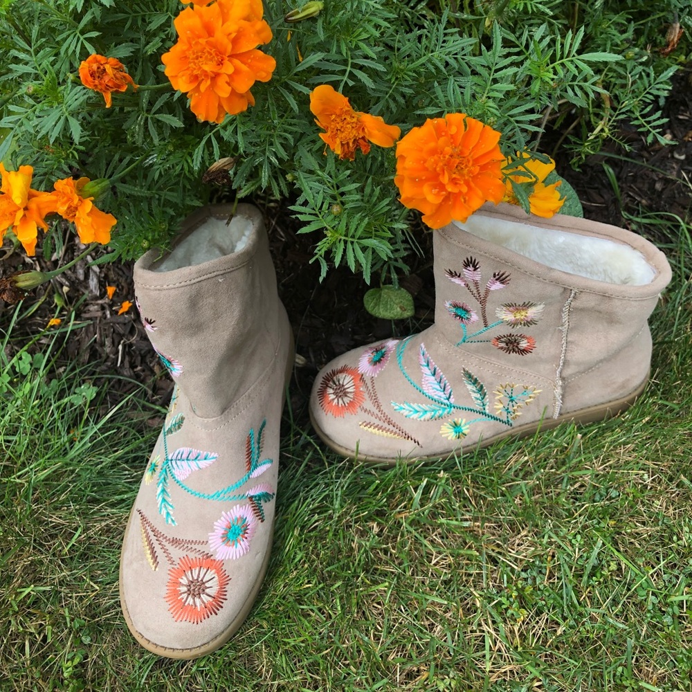 🌴HP🌴Indigo Rd. Floral Boots 12/24/17